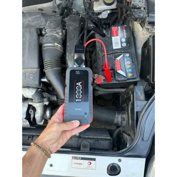 Mise en situation WIWU Démarreur d'appoint batterie voiture 10 000mAh