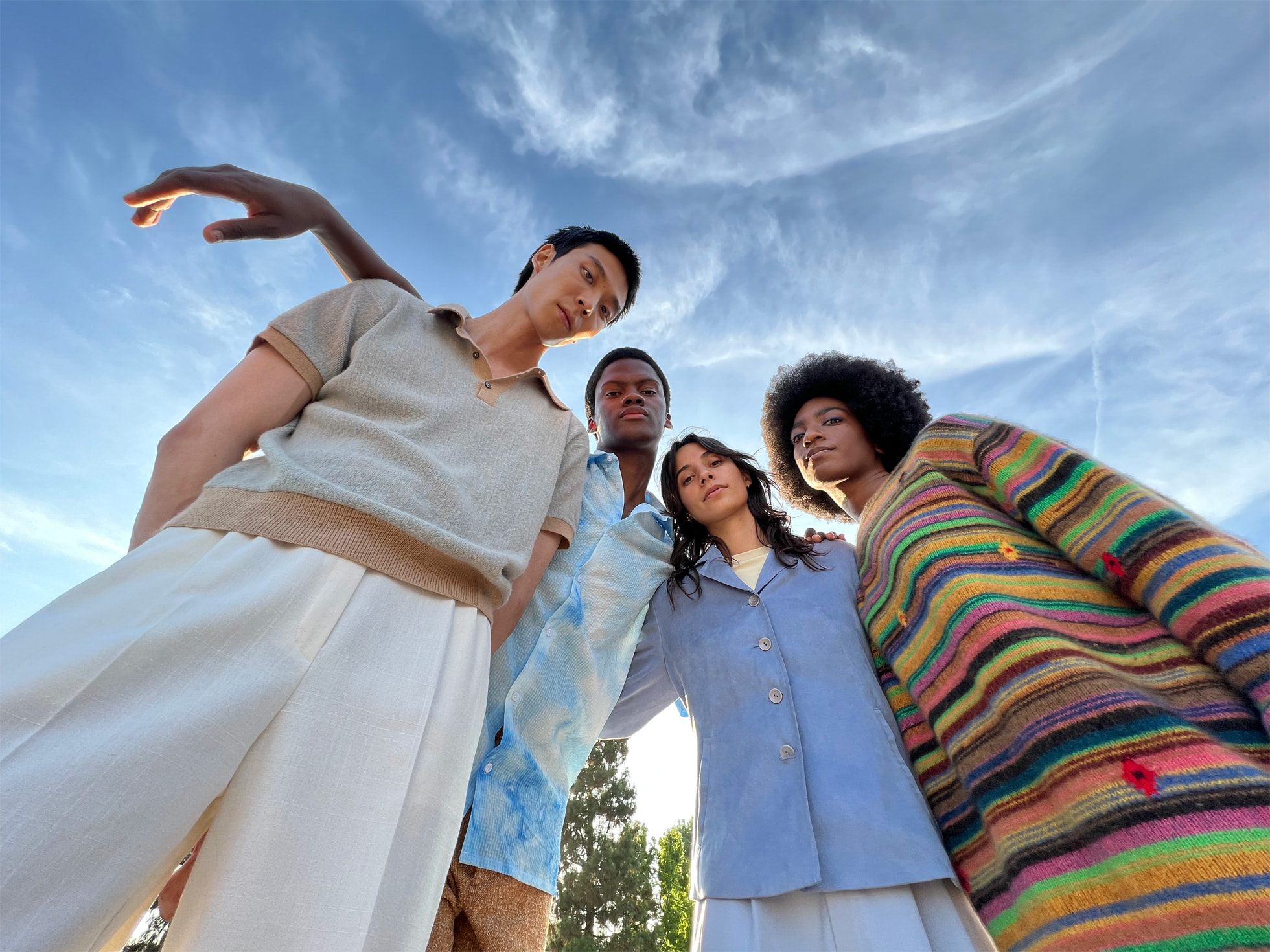 Caméra grand angle iPhone 13 Pro Max Groupe d'amis pris en photo contre plongée avec un ciel bleu en arrière plan